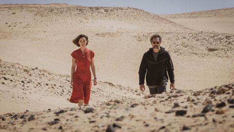 Victoria Luengo y Javier Bardem en &laquo;El ser querido&raquo;.