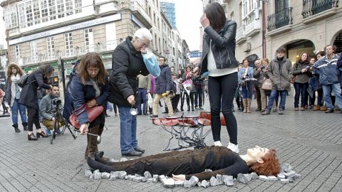 Nin unha mais. Performance de Ana Gesto en la Praza da Peregrina contra la violencia de g�nero