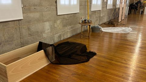 A mostra recolle algunhas fases do proceso, como o tinguido das redes