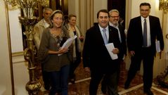 El alcalde y los concejales del PP, entrando en el pleno de Mar�a Pita