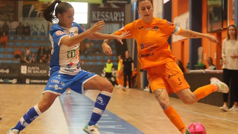 Silvia Rubal intenta filtrar un pase en el partido de la primera vuelta contra el MRB M�stoles.