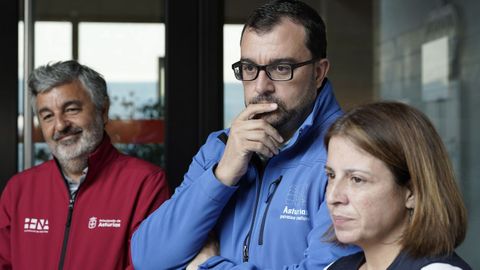 El presidente del Principado, Adri�n Barb�n; la delegada del Gobierno en Asturias, Adriana Lastra, y el consejero de Medio Ambiente, Alejandro Calvo (i) informan de la evoluci�n de los tres incendios declarados en Dega�a, Somiedo y Cangas del Narcea, este domingo en la sede del 112, tras la reuni�n matinal del Centro de Coordinaci�n.