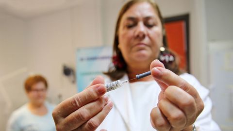 Inicio de la campaña de vacunación de la gripe, el año pasado, en Vigo, en el centro de saúde de Matamá