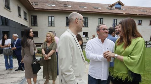 La conselleira saluda al alcalde de Bóveda en presencia de Martín Alemparte