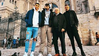 Leo Rom�n, con su hermano, Alejandro, y su padre y su abuelo, ambos Vicente, en Santiago durante una de sus frecuentes estancias en Galicia.