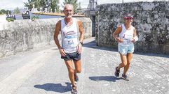 Santiago lvarez, en una de las carreras, con su mujer, Begoa Ramos 