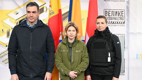 Pedro S�nchez, junto a su hom�loga danesa, Mette Federiksen, y la viceprimera ministra de Ucrania, Olha Stefanishyna, a su llegada a Kiev