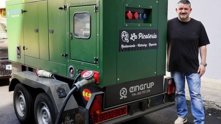 picoteria.Luis Garc�a Pablo, con el grupo electr�geno con el que pueden trabajar tras el incendio