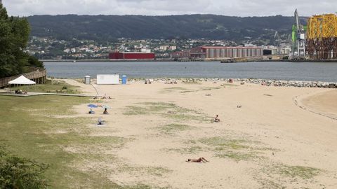 Ba�istas, ayer en la playa de Caranza, que este a�o estrenar� la bandera azul