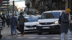 Peatones cruzando en el paso de peatones de la calle Rubine, en la plaza de Pontevedra