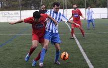 El corcubion�s Edu Pais aguanta la entrada de un rival del Louro. 