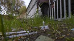 Restos de&nbsp;jeringuillas que los toxic&oacute;manos dejan en las inmediaciones del Banco do Pobre, el supermercado de la droga de Santiago.