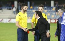 Luisito saluda al colegiado en el partido en el que el Pontevedra se enfrent� al Logro��s. 