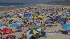 La playa carballesa de Razo, en Carballo, en una imagen este viernes 15 de agosto