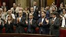 Imagen del Parlamento cataln en el 2017, que muestra al entonces presidente de la Generalitat, Carles Puigdemont (derecha), junto al entonces vicepresidente Oriol Junqueras (segundo por la derecha).