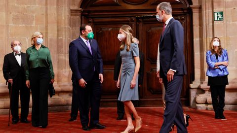 El rey Felipe junto a la princesa Leonor saludan al presidente de Asturias, Adrin Barbn (c-i), a su llegada a la audiencia a los galardonados con las Medallas de Asturias 2021, este viernes en el Hotel La Reconquista de Oviedo