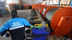 Imagen de las barreras anticontaminaci�n en la nave de Portos de Galicia