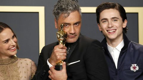 Taika Waititi, con su scar, junto a Timothee Chalamet y Natalie Portman