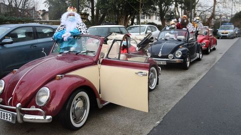 Sus Majestades llegaron a Cambre en coches descapotables