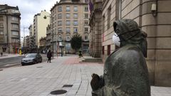 En los peores momentos de la pandemia algunas estatuas aparecieron con mascarillas en Ourense.