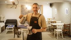 Jorge, preparando un caf de especialidad en Ollo Canalla