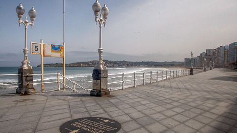 Aspecto del paseo mar�timo Muro de San Lorenzo, en Gij�n,