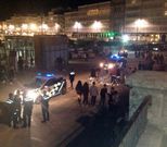 Polic�a locales y j�venes en el Parrote, tras los incidentes.