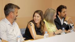 Carolina Otero Lois, en primer t�rmino, conversando con el tambi�n edil popular Santi Mari�o en la fila del grupo municipal del Partido Popular en un pleno de la Corporaci�n de O Grove junto a sus tambi�n compa�eros de formaci�n Alejandra Lamas y Pablo Jos� Leiva.