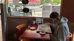 Joven asturiano utilizando mascarilla en el interior de un establecimiento hostelero