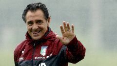 El seleccionador italiano Cesare Prandelli durante el entrenamiento en Mangaratiba.
