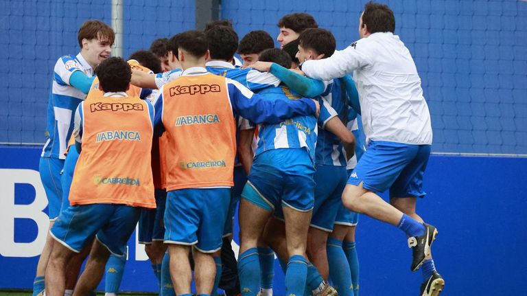La plantilla del D�por juvenil, celebrando uno de los goles ante el Rayo.