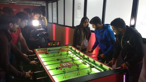 Los jugadores del Oviedo juegan al futbol�n con los invitados al evento