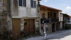La vivienda de San Pedro de Berredo (A Bola), en la que reside el ex convicto Antonio Gali, est casi siempre cerrada.