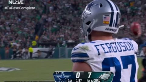 Bandera de Espaa en el casco del jugador de ftbol americano, Jake Ferguson