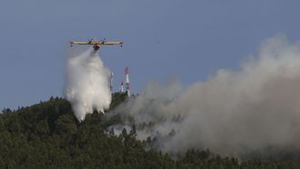 El a�o pasado el fuego calcin� 130 hect�reas en la comarca. En la imagen, un incendio registrado en Noia el pasado agosto.