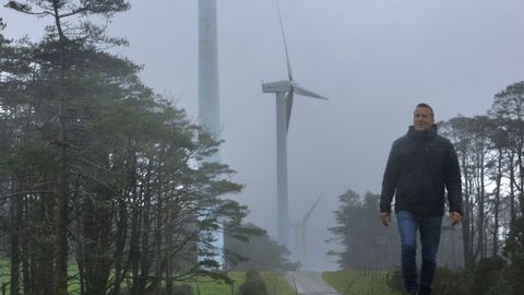 El alcalde de Muras, Manuel Requeijo (BNG), en el parque e�lico que ahora ser� repotenciado