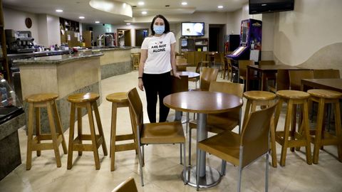 Diana Viéitez, dependienta de la cafetería y panadería Che de Sigüeiro (Oroso), en el local cerrado al público