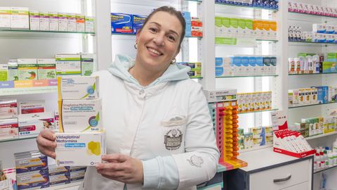 B�rbara Cancela, de la farmacia Central de Baio, con algunos de los medicamentos incluidos en el programa