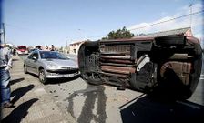 La conductora sali� de la v�a, choc� contra el coche gris, contra una furgoneta y volc�.