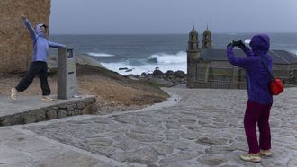 Una pareja de peregrinas provenientes de China llegaron a ayer Mux�a, a pesar del mal tiempo