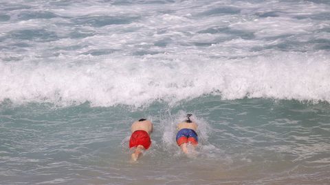 Dos ba�istas se dan un chapuz�n en A Frouxeira