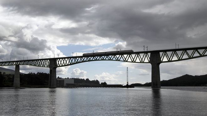 El viaducto ferroviario sobre el estuario del ro Ulla, en el eje atlntico, parte de la conexin transfronteriza A Corua-Lisboa