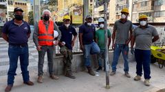 Emilio Sande, vecino de Mazaricos emigrado en Venezuela (segundo por la izquierda), con varios de los trabajadores de su empresa con los que est� ayudando en las tareas de desescombro tras los terremotos