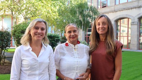 De izquierda a derecha, Natalia Gonz�lez, Carmela Silva y Paloma Castro, en el Parlamento gallego.