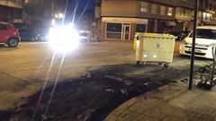 Arde un coche a causa del incendio en unos contenedores