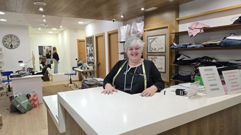 Montse Pita Romero, en su tienda de arreglos de la calle Real.