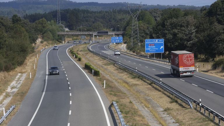 El firme de la A-6 en direccin a Madrid ser rehabilitado y a la espera de que algn da llegue una conexin desde As Gndaras con A Campia