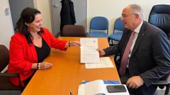 La eurodiputada del BNG, Ana Miranda, entrega la carta al comisario Costas Kadis