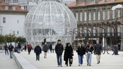 Un grupo de personas paseando por A Coru�a