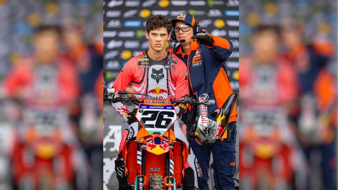 Jorge Prado, con un miembro del equipo KTM, antes de la salida en Columbus.<br />�<br />